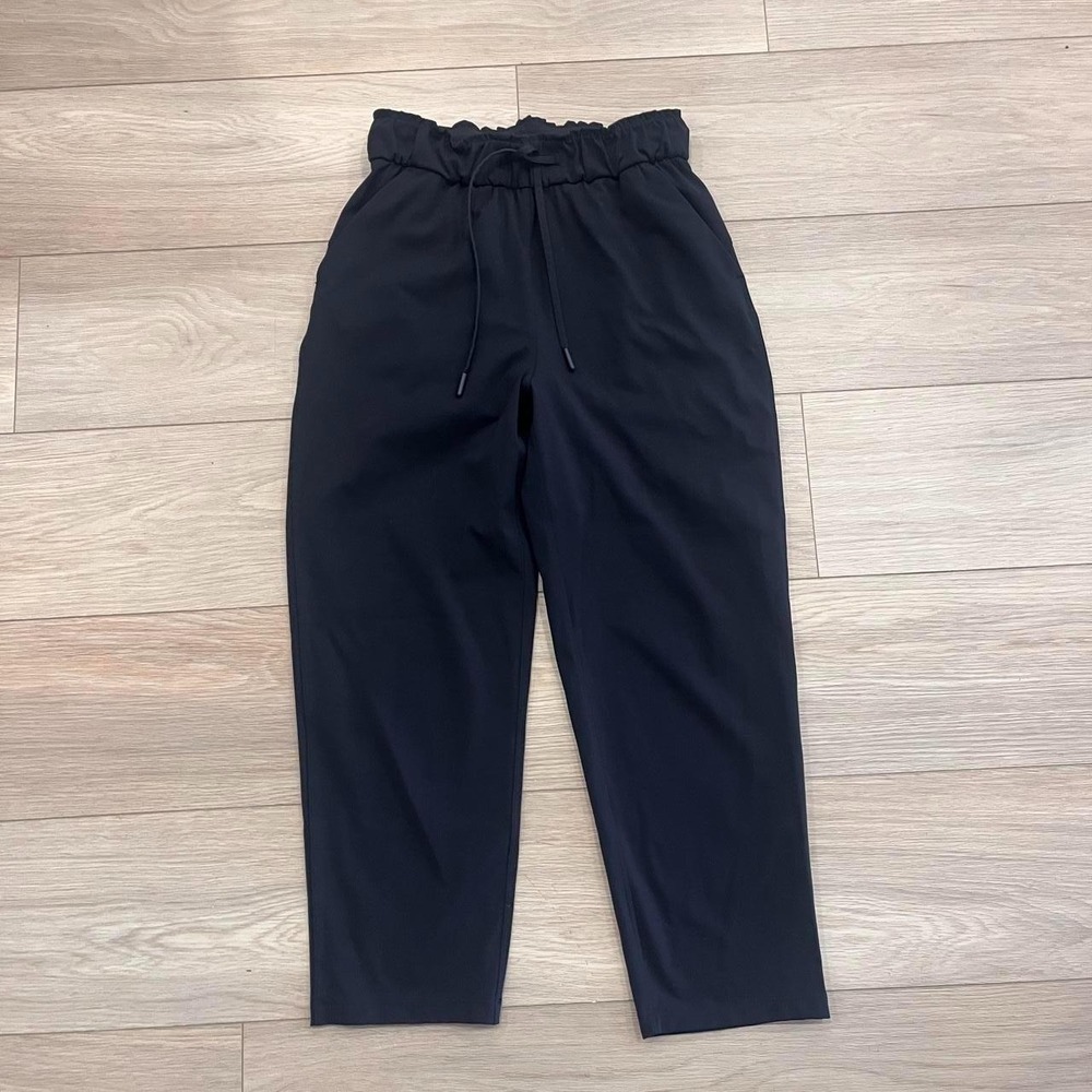 Lululemon Black Tapered Leg Drawstring Pants Women 4 Minimalist Casual Stretch